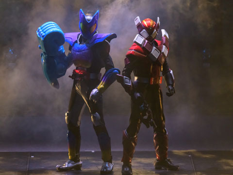 戦う仮面ライダーガヴとヴァレン